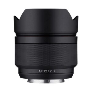 Samyang_AF_12mm_Fuji_X_001 Samyang AF 12mm f/2 -objektiivi Fuji X:lle, jossa on musta, kuvioitu kahva, terälehden muotoinen huppu ja metallinen kiinnitysjalusta. "AF 12/2 X" on merkitty etupuolelle. Objektiivi on kuvattu tavallista valkoista taustaa vasten.