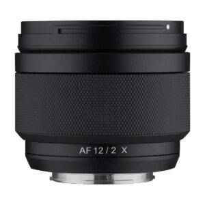 Samyang_AF_12mm_Fuji_X_002 Musta Samyang AF 12mm f/2 - Fuji X -objektiivi, jossa on kuvioitu kahva ja "AF 12/2 X" -merkintä valkoisella pohjalla, ja sen metallinen objektiivikiinnike näkyy alareunassa.