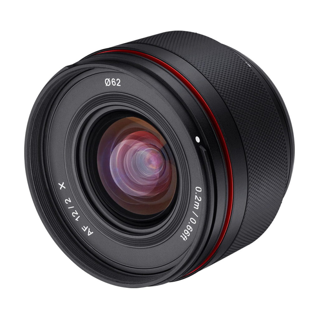 Samyang_AF_12mm_Fuji_X_003 Samyang AF 12mm f/2 - Fuji X -objektiivin lähikuvasta paljastuu sen musta runko, punainen rengas, näkyvät lasielementit ja valkoiset merkinnät, joissa on muun muassa 62 mm:n suodatinkoko ja 1:2-aukko.