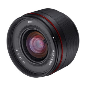 Samyang_AF_12mm_Fuji_X_003 Samyang AF 12mm f/2 - Fuji X -objektiivin lähikuvasta paljastuu sen musta runko, punainen rengas, näkyvät lasielementit ja valkoiset merkinnät, joissa on muun muassa 62 mm:n suodatinkoko ja 1:2-aukko.