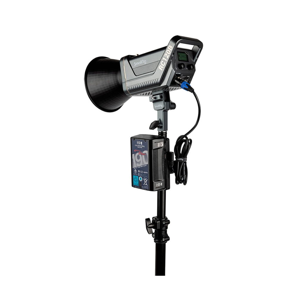 SmallRig_3615_RC_120B_Bi-color_Point-Source_Video_Light_007 SmallRig 3615 RC 120B Bi-color Point-Source Video Light - LED-valo -valaisimessa on suorakulmainen ohjauspaneeli, se kiinnitetään mustaan jalustaan, siinä on suuri heijastin ja virtalähde, joka on kiinnitetty napaan kierretyllä kaapelilla.