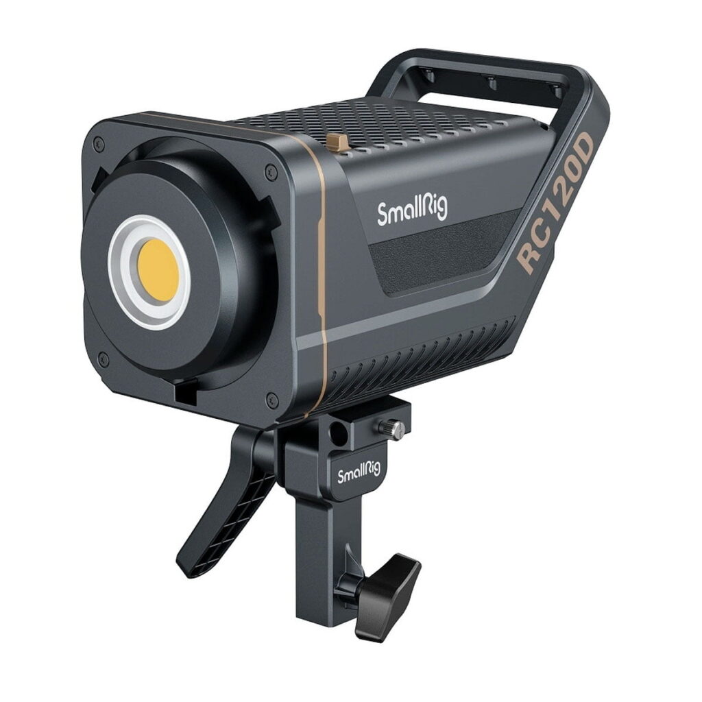 SmallRig_3615_RC_120D_Daylight_Point-Source_Video_Light_003 SmallRig 3612 RC 120D Daylight Point-Source LED -videovalaisimessa on musta suorakulmainen runko, kahva ja kiinnitysteline, joka on suunniteltu ammattimaiseen valokuvaukseen ja videokuvaukseen.