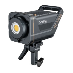 SmallRig_3615_RC_120D_Daylight_Point-Source_Video_Light_003 SmallRig 3612 RC 120D Daylight Point-Source LED -videovalaisimessa on musta suorakulmainen runko, kahva ja kiinnitysteline, joka on suunniteltu ammattimaiseen valokuvaukseen ja videokuvaukseen.