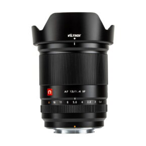A Viltrox AF 13mm f/1.4 -objektiivi, Fuji X, musta objektiivi vastavalosuojalla, jossa aukko- ja tarkennusmerkinnät näkyvät, valkoista taustaa vasten.