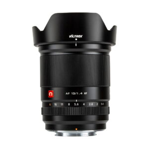 A Viltrox AF 13mm f/1.4 -objektiivi, Fuji X, musta objektiivi vastavalosuojalla, jossa aukko- ja tarkennusmerkinnät näkyvät, valkoista taustaa vasten.