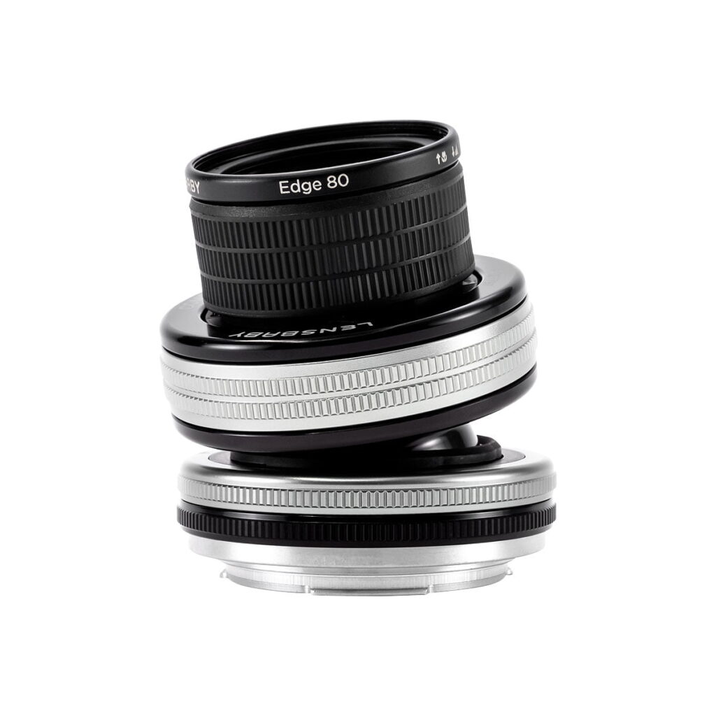 lensbaby_edge_80 Mustan ja hopeanvärinen Lensbaby Composer Pro II + Edge 80 Sony E:lle, jossa on kallistettu muotoilu, näkyy valkoisella pohjalla.
