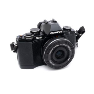 olympus_em10 Olympus OM-D E-M10 + 14-42mm (SC 26000) - Käytetty