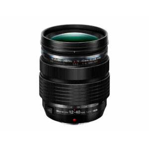 om_system_mzuiko_12-40mm_pro_ii_02 Musta OM SYSTEM M.Zuiko Digital 12-40mm f/2.8 Pro II -objektiivi, jossa on näkyvät tarkennus- ja zoomausrenkaat, objektiivin merkinnät ja sininen korostus yläreunan lähellä.