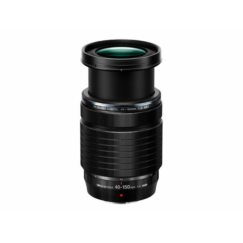 om_system_mzuiko_40-150mm_pro_01 OM SYSTEM M.Zuiko Digital 40-150mm f/4 Pro -objektiivi, joka on kuvattu pystyasennossa valkoisella pohjalla, näyttää objektiivin pidennetyn muodon ja näkyvät merkinnät. Tästä mallista saa tällä hetkellä 200€ käteispalautusta.