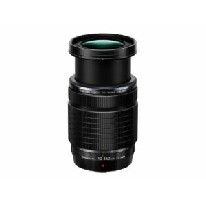 om_system_mzuiko_40-150mm_pro_01 OM SYSTEM M.Zuiko Digital 40-150mm f/4 Pro -objektiivi, joka on kuvattu pystyasennossa valkoisella pohjalla, näyttää objektiivin pidennetyn muodon ja näkyvät merkinnät. Tästä mallista saa tällä hetkellä 200€ käteispalautusta.