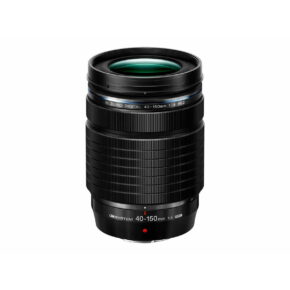 Musta OM SYSTEM M.Zuiko Digital 40-150mm f/4 Pro -objektiivi seisoo pystyasennossa valkoisella pohjalla, ja siinä on zoom- ja tarkennusrenkaat sekä selkeät valkoiset ja punaiset tekstit, jotka ilmaisevat sen tekniset tiedot.