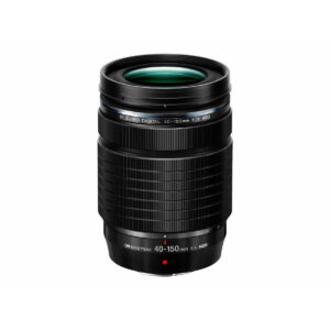 Musta OM SYSTEM M.Zuiko Digital 40-150mm f/4 Pro -objektiivi seisoo pystyasennossa valkoisella pohjalla, ja siinä on zoom- ja tarkennusrenkaat sekä selkeät valkoiset ja punaiset tekstit, jotka ilmaisevat sen tekniset tiedot.