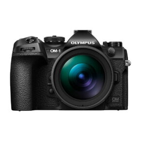 om_systems_om-1_12-40mm_pro_ii_01 OM Systems OM-1 + 12-40mm f/2.8 Pro II -kameran etukuva, jossa on musta runko, suuri objektiivi, kuvioitu kahva ja useita säätimiä ja painikkeita.