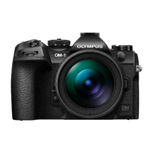 om_systems_om-1_12-40mm_pro_ii_01 OM Systems OM-1 + 12-40mm f/2.8 Pro II -kameran etukuva, jossa on musta runko, suuri objektiivi, kuvioitu kahva ja useita säätimiä ja painikkeita.