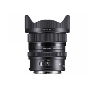 sigma_20mm_dg_dn_c_02 Sigma 20mm f/2 DG DN C -objektiivi (Sony E) näkyy valkoista taustaa vasten, ja siinä on laajakulmainen muotoilu, terälehden muotoinen huppu, tarkennusrengas ja sivukytkimet manuaalista tai automaattitarkennusta varten.