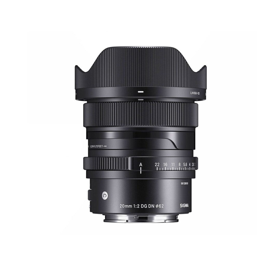sigma_20mm_dg_dn_c_03 Sigma 20mm f/2 DG DN C -objektiivi Sony E:lle, esitetty mustana, leveällä hupulla, aukkorenkaalla ja etäisyysmerkinnöillä varustettuna, valkoista taustaa vasten.