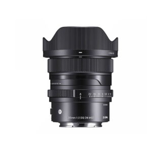 sigma_20mm_dg_dn_c_03 Sigma 20mm f/2 DG DN C -objektiivi Sony E:lle, esitetty mustana, leveällä hupulla, aukkorenkaalla ja etäisyysmerkinnöillä varustettuna, valkoista taustaa vasten.