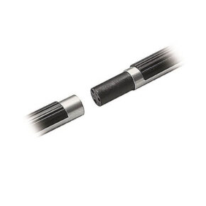 682212 MANFROTTO Vastapaino Tausta 062-3 275cm:ssä on kaksi mustaa ja hopeaa sauvamaista osaa, joissa on kylkikahvat ja jotka on sijoitettu päittäin - toisessa on pistorasia ja toisessa pistoke - valmiina liitettäväksi. Tausta on valkoinen.