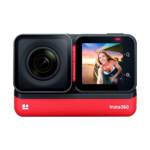 Insta360_One_RS_Twin_001 Insta360 One RS Twin Edition on kompakti toimintakamera, jossa on objektiivi vasemmalla ja värinäyttö oikealla, kuvassa nainen hymyilee ulkona. Kamerassa on erottuva punainen pohja.