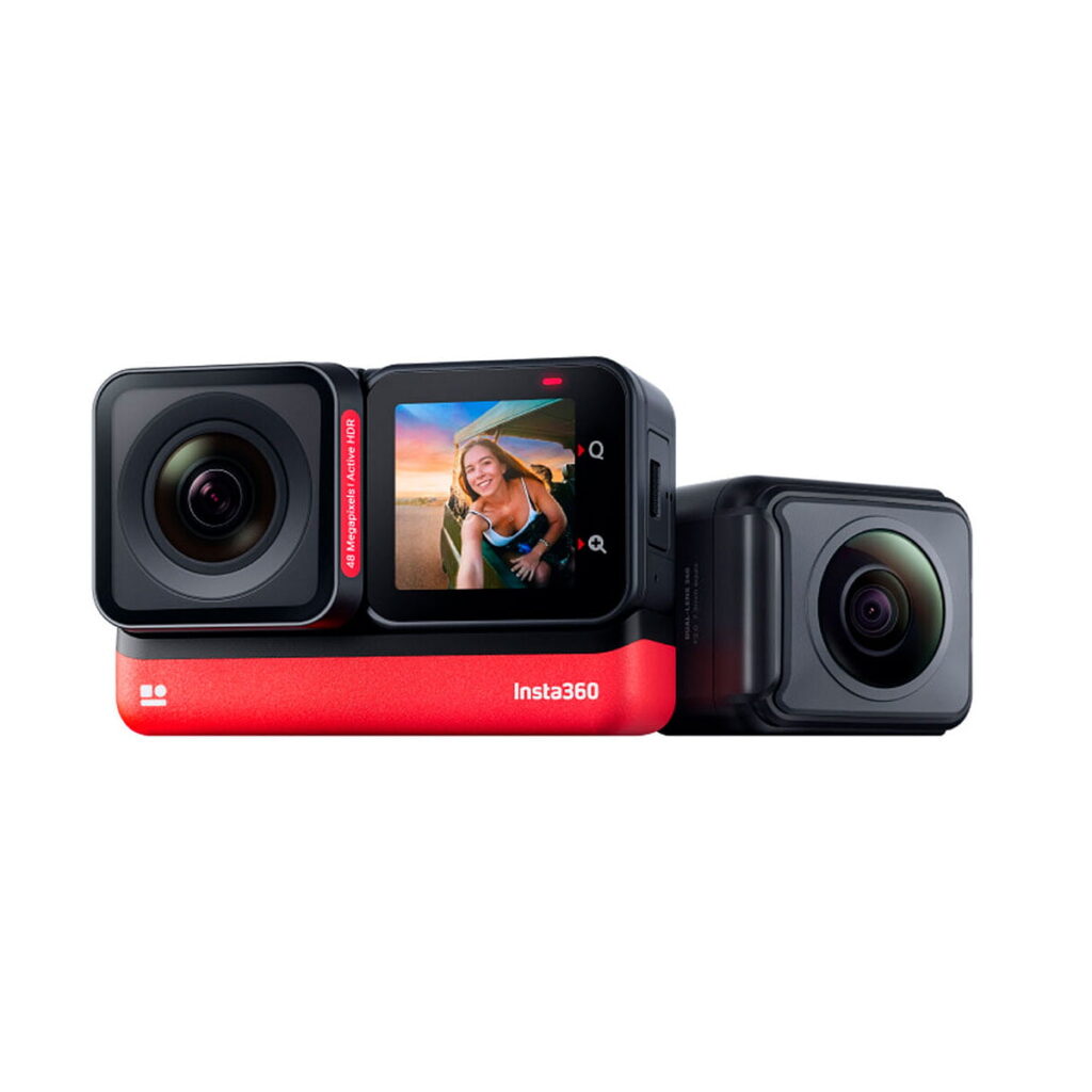 Insta360_One_RS_Twin_002 Insta360 One RS Twin Edition on modulaarinen toimintakamera, jossa on kaksi irrotettavaa objektiivia ja punainen pohja. Sen näytöllä näkyy ulkona hymyilevä nainen, jonka taustalla on sininen taivas ja sateenvarjo.