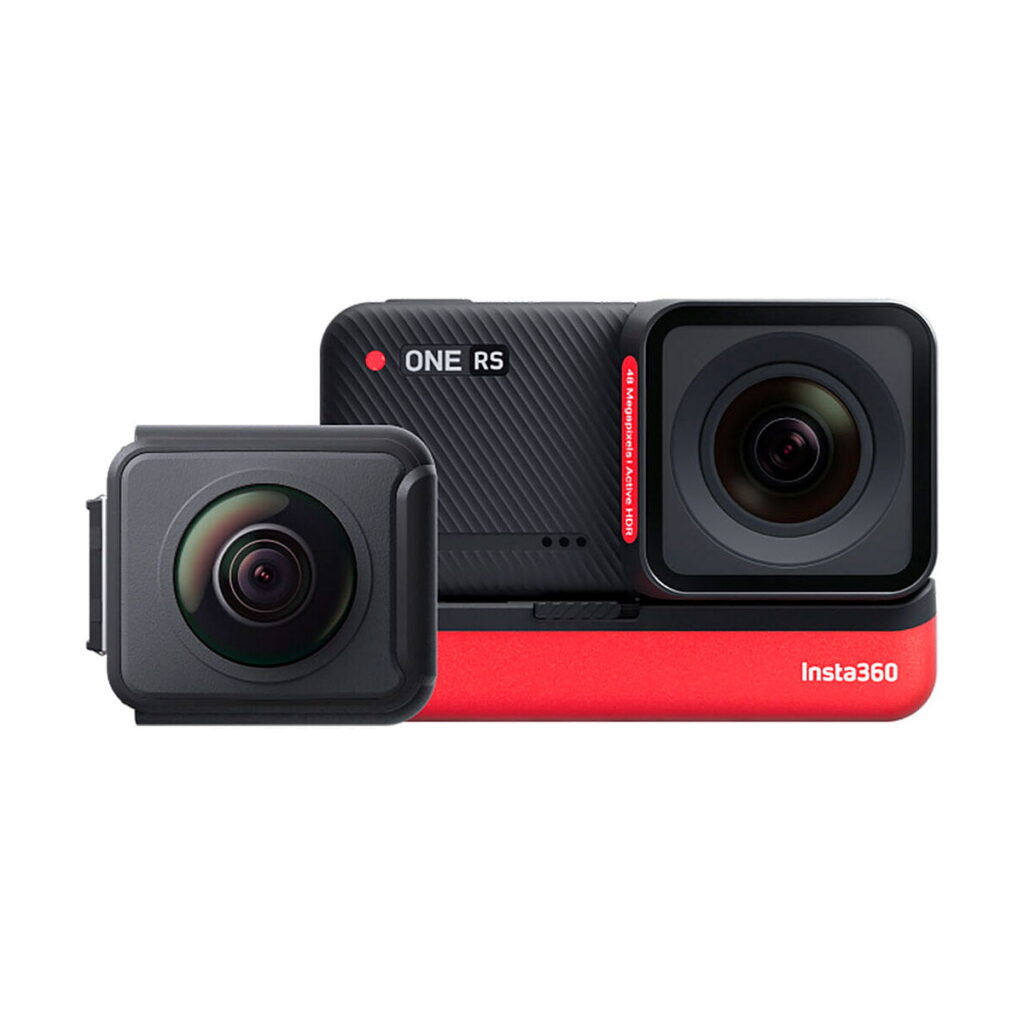 Insta360_One_RS_Twin_003 Insta360 One RS Twin Edition on modulaarinen toimintakamera, jossa on vaihdettavat linssit. Tässä kuvassa yksi objektiivi on kiinnitetty runkoon ja toinen sen viereen. Kamerassa on punainen pohja, jossa on merkintä Insta360 ONE RS.