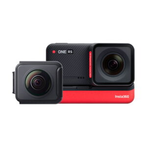 Insta360_One_RS_Twin_003 Insta360 One RS Twin Edition on modulaarinen toimintakamera, jossa on vaihdettavat linssit. Tässä kuvassa yksi objektiivi on kiinnitetty runkoon ja toinen sen viereen. Kamerassa on punainen pohja, jossa on merkintä Insta360 ONE RS.