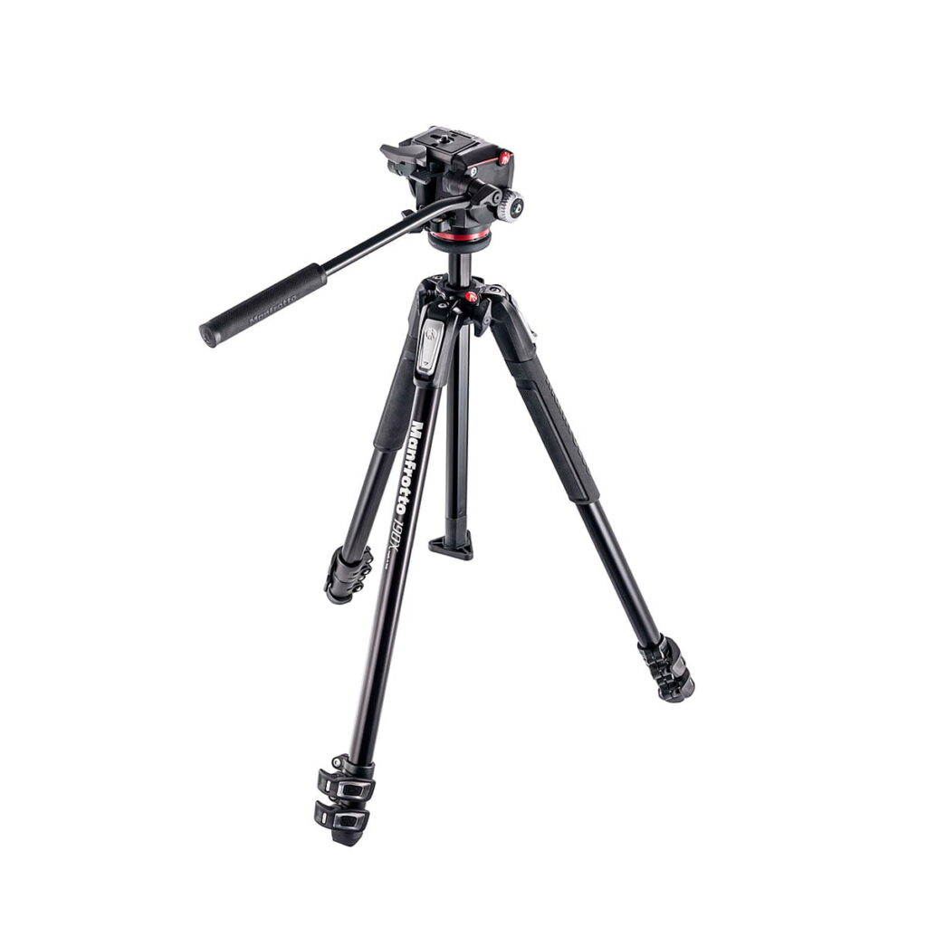 Manfrotto_MT190XPRO3_3-os_Alumiini_kolmijalka_Videopäällä_001 Musta Manfrotto MT190XPRO3 3-os -kolmijalka, jossa on kolme säädettävää jalkaa, kallistuspää ja kahva helppoa liikuttelua varten, valkoista taustaa vasten.