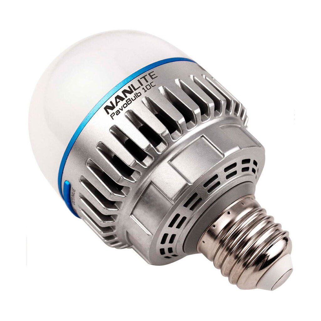 NANLITE PavoBulb 10C Bi-Color RGBWW LED-lamppu 1-kitissä on hopeanvärinen metallinen pohja, valkoinen kupolimuotoinen yläosa, jäähdytyslevyn jäähdytysripat ja tuotemerkki sivulla.