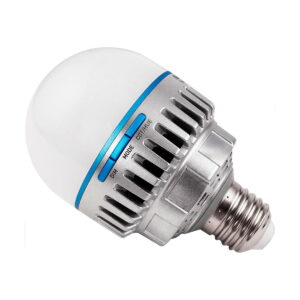 NANLITE_PavoBulb_10C_Bi-Color_RGBWW_LED_Bulb_002 Lähikuvassa NANLITE PavoBulb 10C Bi-Color RGBWW LED-lamppu 1-sarjasta näkyy sen metallinen pohja, valkoinen kupu, sininen korostusviiva ja sivukytkin, jossa on merkinnät ON, MODE, OFF/TUNE.