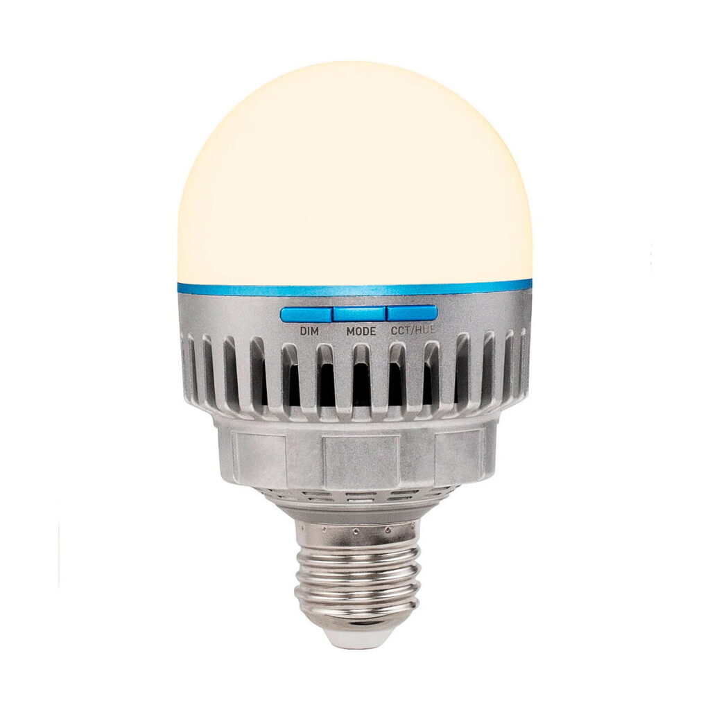 Lähikuvassa NANLITE PavoBulb 10C Bi-Color RGBWW LED-lamppu 1-kitistä näkyy sen hopeinen pohja, jäähdytysripat ja sininen kaistale, jossa on DIM-, MODE- ja CCT/HUE-säätöpainikkeet himmeän valkoisen kupolin alla.
