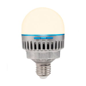 Lähikuvassa NANLITE PavoBulb 10C Bi-Color RGBWW LED-lamppu 1-kitistä näkyy sen hopeinen pohja, jäähdytysripat ja sininen kaistale, jossa on DIM-, MODE- ja CCT/HUE-säätöpainikkeet himmeän valkoisen kupolin alla.