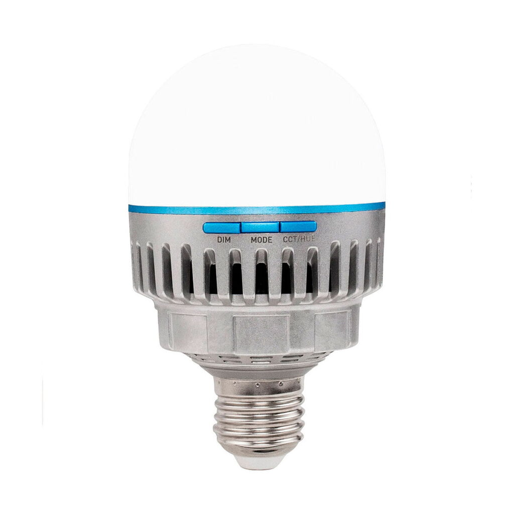 NANLITE PavoBulb 10C Bi-Color RGBWW LED-lamppu 1-paketti on hopeinen LED-lamppu, jossa on valkoinen kupu, metallinen jäähdytyselementti, tavallinen ruuvikanta ja siniset sivupainikkeet, joissa on merkinnät DIM, MODE ja CCT/HUE.