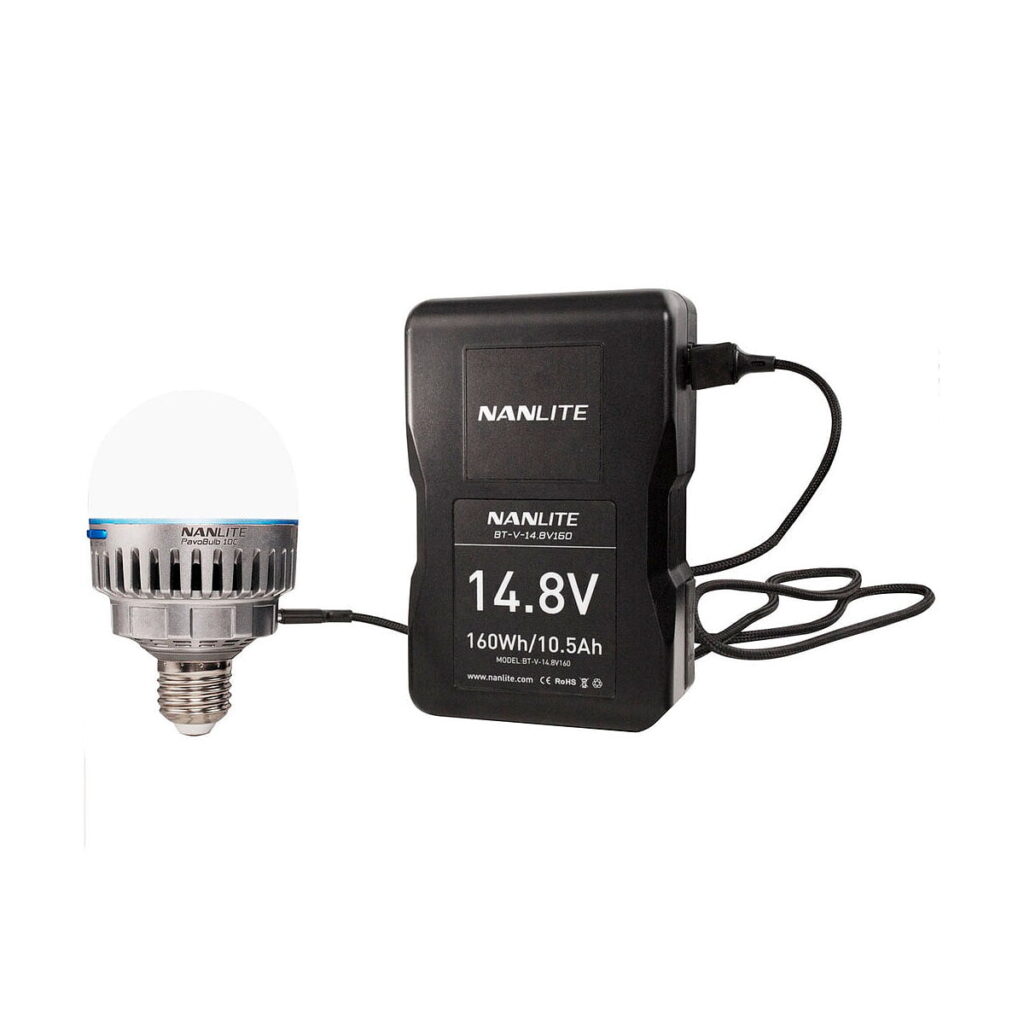 NANLITE PavoBulb 10C Bi-Color RGBWW LED-lamppu 1-paketti, jossa on tavallinen ruuvikanta ja himmeä kupu, on liitetty kaapelilla 14,8 V 160Wh/10,5Ah akkupakettiin, molemmat valkoista taustaa vasten.