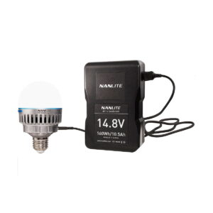 NANLITE_PavoBulb_10C_Bi-Color_RGBWW_LED_Bulb_007 NANLITE PavoBulb 10C Bi-Color RGBWW LED-lamppu 1-paketti, jossa on tavallinen ruuvikanta ja himmeä kupu, on liitetty kaapelilla 14,8 V 160Wh/10,5Ah akkupakettiin, molemmat valkoista taustaa vasten.