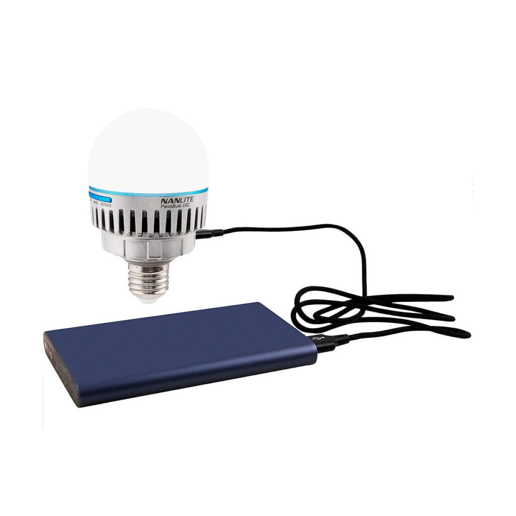 NANLITE PavoBulb 10C Bi-Color RGBWW LED-lamppu 1-paketti on liitetty kannettavaan virtalähteeseen mustalla USB-kaapelilla, kuvassa valkoista taustaa vasten.