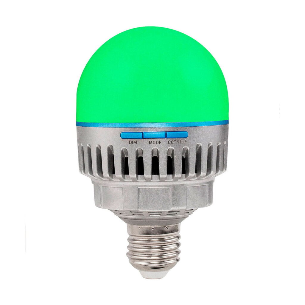 Lähikuva NANLITE PavoBulb 10C Bi-Color RGBWW LED-lamppu 1-sarjasta, jossa on metallinen pohja, hehkuva vihreä yläosa ja hopeinen kotelo, jossa on painikkeet, joissa on merkinnät Dim, Mode ja CCT/HUE.
