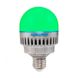 Lähikuva NANLITE PavoBulb 10C Bi-Color RGBWW LED-lamppu 1-sarjasta, jossa on metallinen pohja, hehkuva vihreä yläosa ja hopeinen kotelo, jossa on painikkeet, joissa on merkinnät Dim, Mode ja CCT/HUE.