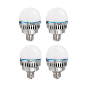 NANLITE_PavoBulb_10C_Bi-Color_RGBWW_LED_Bulb_4-kit_001 Neljä NANLITE PavoBulb 10C Bi-Color RGBWW LED-lamppua 4-paketista, joissa jokaisessa on valkoinen kupoli, metallinen pohja, siniset rengasaksentit ja vakioruuviliitännät, on järjestetty kaksi kertaa kaksi ruudukkoon valkoisella pohjalla.