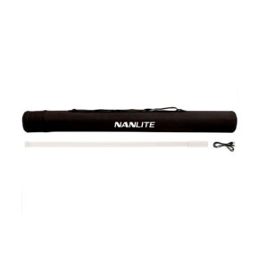NANLITE PavoTube T8-7X 1 -pakkaus, jossa on musta NANLITE-kantolaukku, valkoinen LED-valoputki ja musta USB-kaapeli, näkyy valkoisella pohjalla.