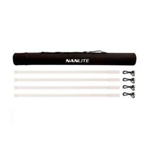 NANLITE PavoTube T8-7X 4 -pakkaus, joka sisältää mustan Nanlite-kantolaukun, neljä LED-valoputkea ja neljä USB-latauskaapelia, näkyy valkoisella pohjalla.