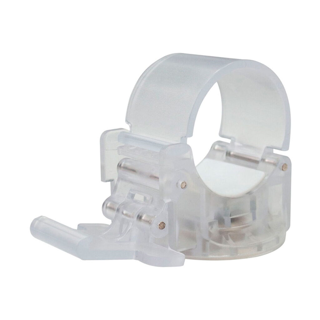 NANLITE_PavoTube_Transparent_T12_Clip_with_Magnet_002 NANLITE PavoTube Transparent T12 Clip with Magnet on kirkas muovirengas, jossa on saranoitu salpa ja metallitapit, jotka on suunniteltu puristimen tai klipsin tapaan pitämään sylinterimäiset esineet turvallisesti paikallaan.