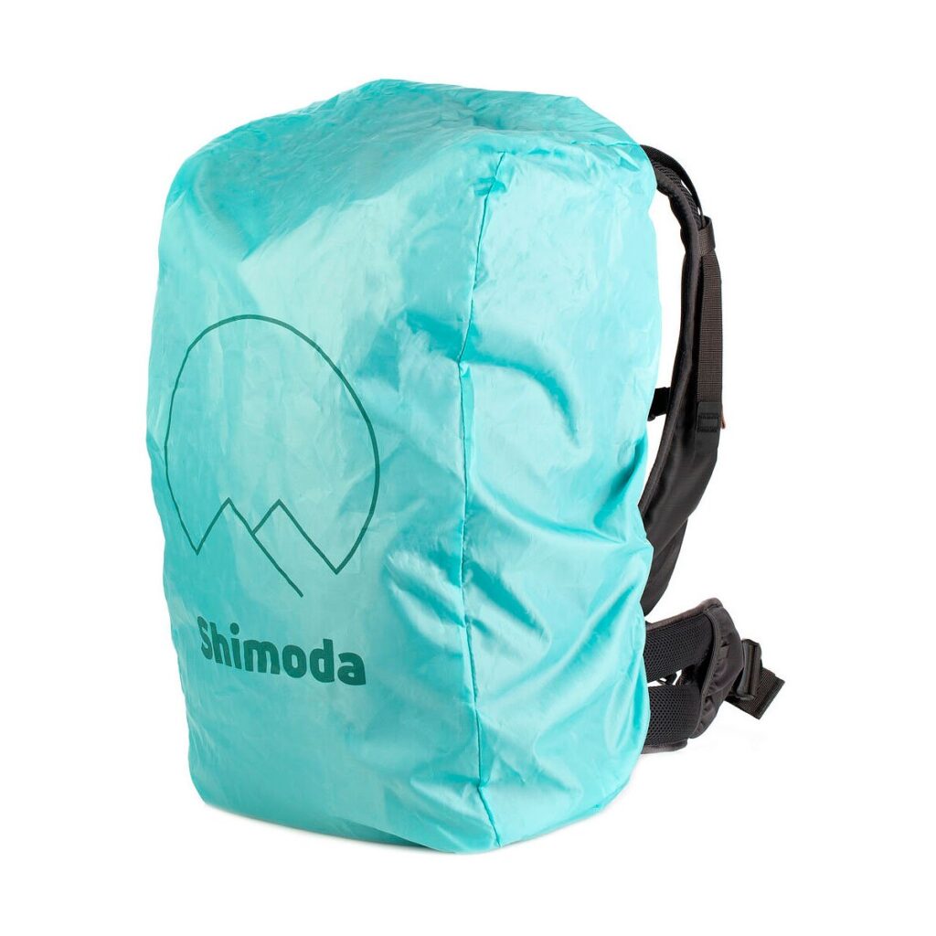 Shimoda_Designs_Explore_v2_25_Starter_Kit-Vihreä_012 Vihreä Shimoda Designs Explore v2 25 Starter Kit -kamerareppu, jossa on mustat hihnat, pehmustettu lantiovyö ja yhteensopiva sadesuoja, jossa on minimalistinen vuoristologo ja sana "Shimoda".