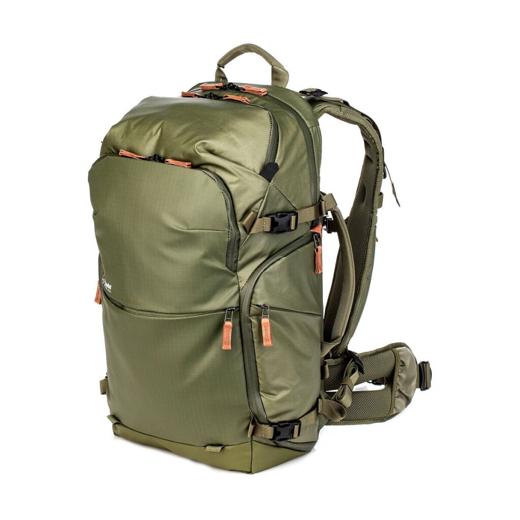 Shimoda Designs Explore v2 30 -kamerareppu vihreänä on monilokeroinen reppu, jossa on pehmustetut olkahihnat, lantiovyö, vetoketjulliset ulkotaskut ja klipsit - täydellinen ulkoilu- tai vaelluskäyttöön.