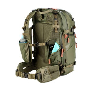 Shimoda Designs Explore v2 30 -kamerareppu, vihreä, on oliivinvihreä reppu, jossa on pehmustetut hihnat, useita vetoketjullisia lokeroita, sivutaskut vesipullolle, puhelimelle ja maskille sekä tuulettuva selkäpaneeli ja tukeva vyötärövyö.