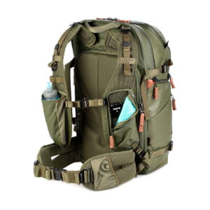 Vihreässä Shimoda Designs Explore v2 35 -kamerareppussa on useita lokeroita, säädettävät pehmustetut hihnat, vyötäröhihna ja vesipullonpidike sivulla. Vesipullo, kartta ja muistikirja löytyvät sen taskuista.