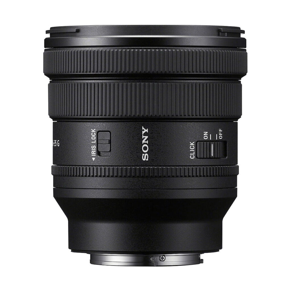 Sony_FE_PZ_16-35mm_f_4_G_001 Sony FE PZ 16-35mm f/4 G -objektiivi on kuvattu pystyasennossa valkoisella taustalla, ja siinä on säätörenkaat, IRIS LOCK- ja CLICK ON/OFF -kytkimet sekä metallinen jalustakiinnike.