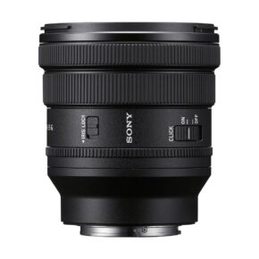Sony_FE_PZ_16-35mm_f_4_G_001 Sony FE PZ 16-35mm f/4 G -objektiivi on kuvattu pystyasennossa valkoisella taustalla, ja siinä on säätörenkaat, IRIS LOCK- ja CLICK ON/OFF -kytkimet sekä metallinen jalustakiinnike.