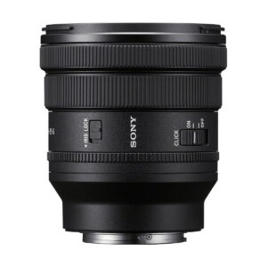 Sony_FE_PZ_16-35mm_f_4_G_001 Sony FE PZ 16-35mm f/4 G -objektiivi on kuvattu pystyasennossa valkoisella taustalla, ja siinä on säätörenkaat, IRIS LOCK- ja CLICK ON/OFF -kytkimet sekä metallinen jalustakiinnike.