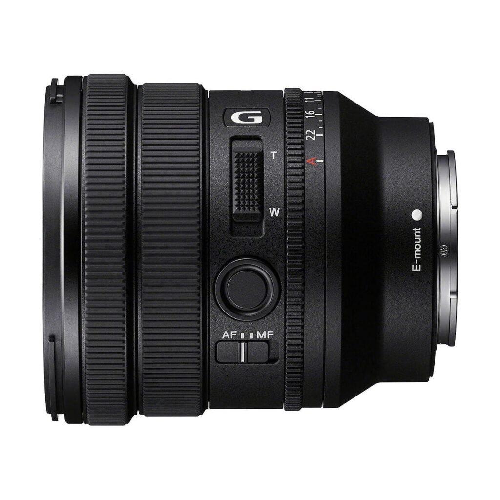 Sony_FE_PZ_16-35mm_f_4_G_002 Mustassa Sony FE PZ 16-35mm f/4 G -objektiivissa, joka näkyy profiilissa valkoisella taustalla, on zoomaus- ja tarkennusrenkaat, tarkennustilan kytkin, mukautettava painike ja E-mount-merkintä.