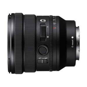 Sony_FE_PZ_16-35mm_f_4_G_002 Mustassa Sony FE PZ 16-35mm f/4 G -objektiivissa, joka näkyy profiilissa valkoisella taustalla, on zoomaus- ja tarkennusrenkaat, tarkennustilan kytkin, mukautettava painike ja E-mount-merkintä.